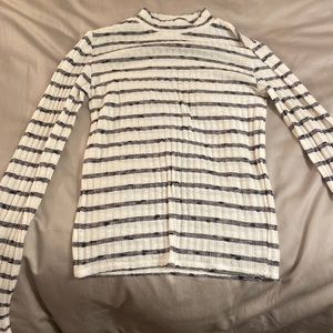 Aeropostale turtle neck type long sleeve top. Size small. Good condition.